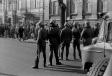 Oddział ZOMO blokujący przejazd na Krakowskim Przedmieściu w Lublinie