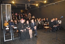 Publiczność podczas uroczystego odtworzenia nagrań utwor&oacute;w Krzysztofa Pendereckiego &bdquo;Brygada śmierci&rdquo; oraz "Kadisz" w Bramie Grodzkiej