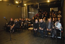 Publiczność podczas uroczystego odtworzenia nagrań utwor&oacute;w Krzysztofa Pendereckiego &bdquo;Brygada śmierci&rdquo; oraz "Kadisz" w Bramie Grodzkiej