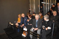 Publiczność podczas uroczystego odtworzenia nagrań utworów Krzysztofa Pendereckiego „Brygada śmierci” oraz "Kadisz" w Bramie Grodzkiej