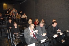 Publiczność podczas uroczystego odtworzenia nagrań utwor&oacute;w Krzysztofa Pendereckiego &bdquo;Brygada śmierci&rdquo; oraz "Kadisz" w Bramie Grodzkiej