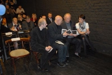 Publiczność podczas uroczystego odtworzenia nagrań utworów Krzysztofa Pendereckiego „Brygada śmierci” oraz "Kadisz" w Bramie Grodzkiej