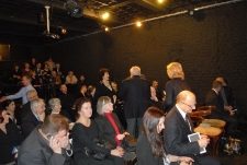 Publiczność podczas uroczystego odtworzenia nagrań utwor&oacute;w Krzysztofa Pendereckiego &bdquo;Brygada śmierci&rdquo; oraz "Kadisz" w Bramie Grodzkiej