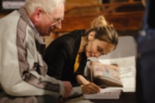 Magdalena Genow-Jopek w Domu Słów podczas rozdania autografów czytelnikom