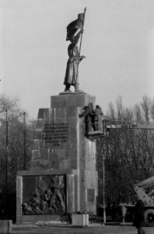 Czyszczenie pomnika Wdzięczności na Placu Litewskim w Lublinie
