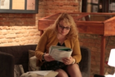 Jadwiga Graboś czyta wiersze na spotkaniu autorskim w Domu Słów