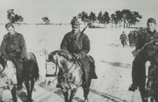 Dow&oacute;dcy na czele swych oddział&oacute;w podczas marszu