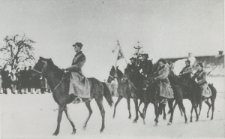 Grupa żołnierzy podczas jazdy