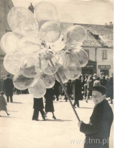 Sprzedawca balon&oacute;w na Krakowskim Przedmieściu w Lublinie