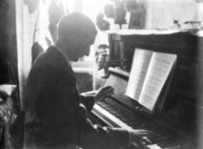 Stanisław Magierski gra na pianinie