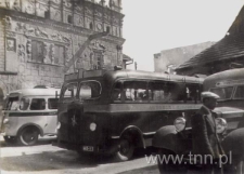 Autobusy linii Lublin - Puławy na Rynku w Kazimierzu Dolnym