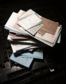 Fotografia wydrukowanych metryczek do notesów powstałych w introligatorni Izby Drukarstwa, wersja 2020