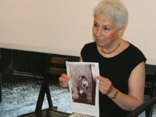 Neta Żytomirska-Avidar prezentuje zdjęcie Henia