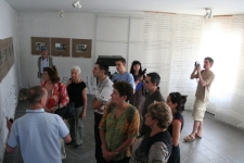 Neta Żytomirska-Avidar zwiedza wystawę w Ośrodku &bdquo;Brama Grodzka-Teatr NN