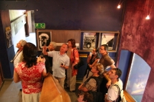 Neta Żytomirska-Avidar zwiedza wystawę w Ośrodku &bdquo;Brama Grodzka-Teatr NN