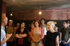 Neta Żytomirska-Avidar zwiedza wystawę w Ośrodku „Brama Grodzka-Teatr NN