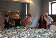 Neta Żytomirska-Avidar zwiedza wystawę w Ośrodku &bdquo;Brama Grodzka-Teatr NN