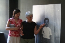 Neta Żytomirska-Avidar i Monika Krzykała przy zdjęciu Henia Żytomirskiego