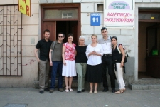 Neta Żytomirska-Avidar przed kamienicą na ul. Kowalskiej 11