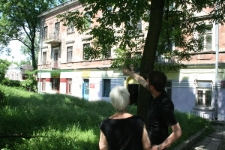 Neta Żytomirska-Avidar przed kamienicą na ul. Szewskiej 3