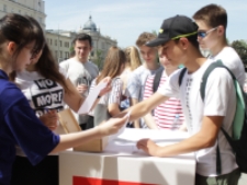 Uczniowie III LO piszą marzenie o wolności na Placu Litewskim