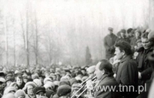 Spotkanie przed WSK Świdnik po wprowadzeniu stanu wojennego