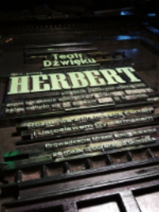 Matryca do afisza przygotowanego w ramach projektu Teatr Dźwięku "Głos poety: Herbert", Miasto Poezji 2019