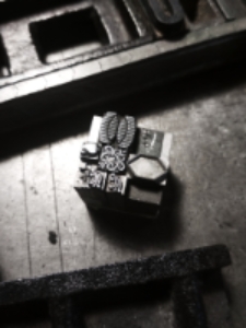 Matryca do afisza przygotowanego na okoliczność wystawy ilustracji Piotra Sochy do książki "Pszczoły"