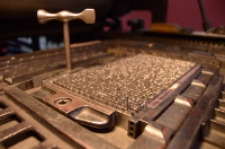 Matryca drukarska do afisza przygotowanego do wydarzenia Lublin Pamięć Zagłady/Misterium Światła i Ciemności. Rocznica likwidacji lubelskiego getta na Podzamczu