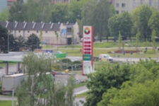 1 dzień życia. 14:23, balkon z widokiem na stację benzynową, Czuby