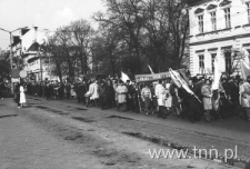 Krakowskie Przedmieście podczas pochodu w dniu 1 maja 1982 roku