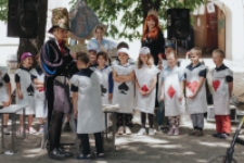 Podw&oacute;rko domu Sł&oacute;w: Alicja w Krainie Czar&oacute;w