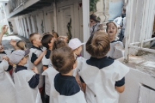 Podw&oacute;rko domu Sł&oacute;w: Alicja w Krainie Czar&oacute;w