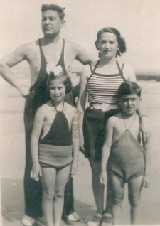Zalcman Szlama with Hena Resia nee Rajsfeld and their children Josephine and Henry; Belgian Coast; circa 1939
