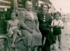 Zalcman Hena Resia z domu Rajsfeld z dziecmi Zalcman Josephine, Henry i matka Rajsfeld Ruchla Necha z domu Erenlib; Wybrzeże Belgijskie; około 1937