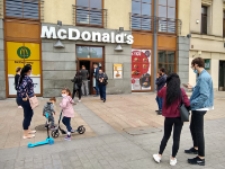1 dzień życia. 14:40, Plac Litewski, McDonald
