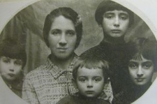 Goldszmidt family; frome the left: Estera Goldszmidt, Goldszmidt Chana Sura nee Kenigswald, Goldszmidt Malka; from the right: Goldszmidt Feiga Ida and Abram Abus Goldszmidt