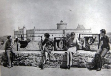 Członkowie Grupy Zamek z pracami Jerzego Durakiewicza