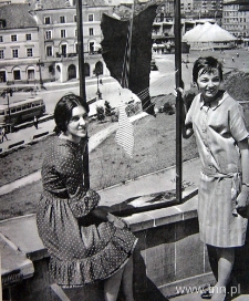 Członkowie Grupy Zamek z pracami Jerzego Durakiewicza