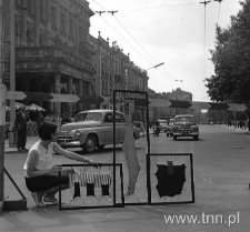 Członkowie Grupy Zamek z pracami Jerzego Durakiewicza