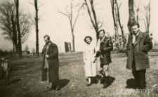 studenci historii sztuki na spacerze