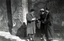 studenci historii sztuki na spacerze