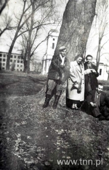 studenci historii sztuki na spacerze
