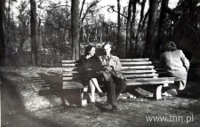 studenci historii sztuki na spacerze w Ogrodzie Saskim