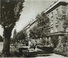 Fotografia przedstawia widok na budynek mieszkalny osiedla ZOR Zachód przy al. Racławickich 27 w Lublinie