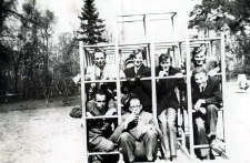 Studenci historii sztuki na spacerze w Ogrodzie Saskim