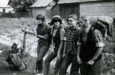 Uczniowie Państwowego Liceum Sztuk Plastycznych podczas rajdu na Roztoczu w czerwcu 1969 roku