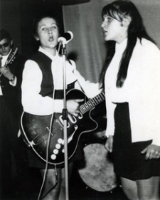 Teresa Gajkoś i Janina Weremczuk podczas występu na akademii szkolnej w Państwowym Liceum Sztuk Plastycznych w 1969 roku