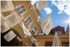 Pranie poezji w Bramie Grodzkiej podczas festiwalu "Miasto Poezji"