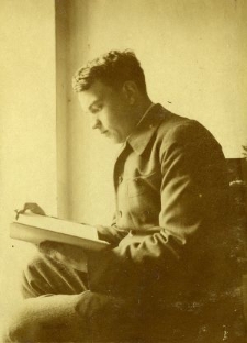 Józef Czechowicz z książką w dłoniach